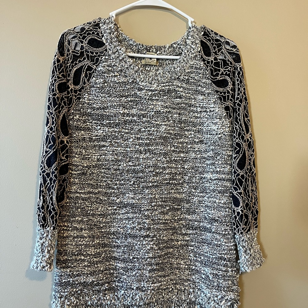 Escio 100% Acrylic Black and Cream Sweater Size Small